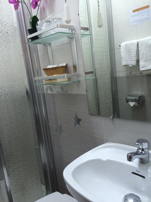 Hostal Aliste Madrid Exterior photo
